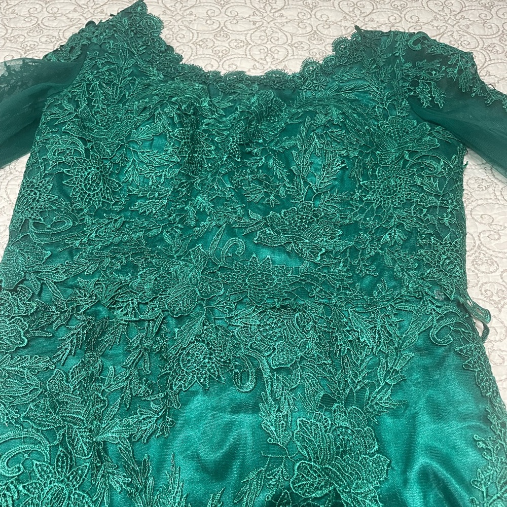 Long Green Color Gown Size 6-8 - Picture 9 of 16